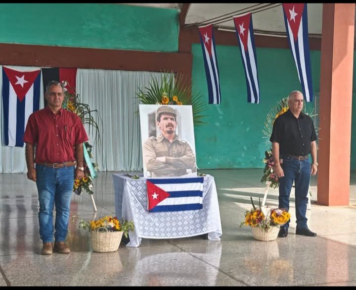 Alberto64855612's tweet photo. Rinde el pueblo de #Mayabeque el más sentido homenaje al Comandante de la Revolución Ramiro Valdés Menéndez, al combatiente, al héroe, al hombre puro y sencillo que es parte indisoluble de la obra de la Revolución.
#RamiroPorSiempre 
#RamiroVive https://t.co/UA2TKVoL0t