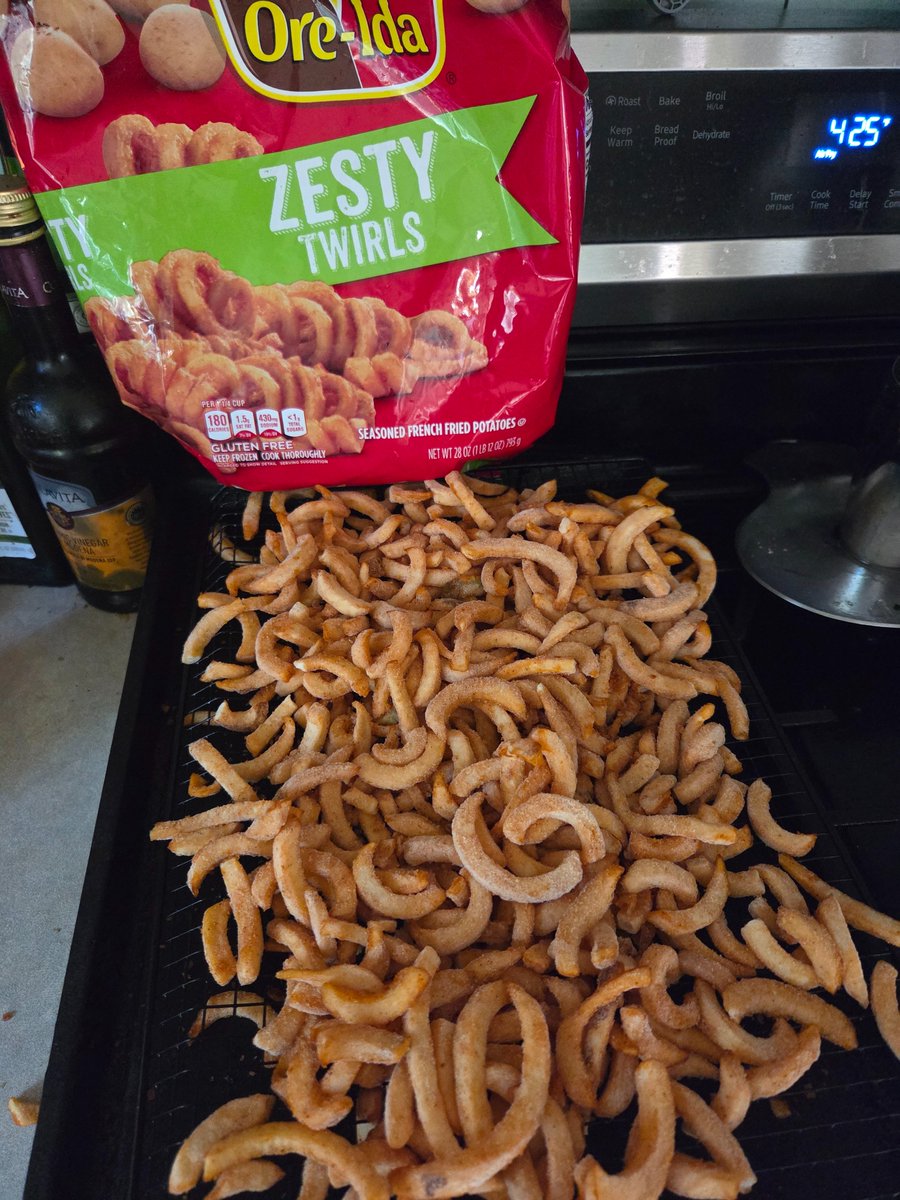 kimpree's tweet photo. @OreIdaPotatoes 

What is the deal with these lame fries, there is not a single curl in the bag :(

Imna still eat them because I'm hungry but this really disappointed me if we are being honest. 

I still love you, but I'm gonna tread with caution next purchase ⚠️ https://t.co/vxeAXhLiSG
