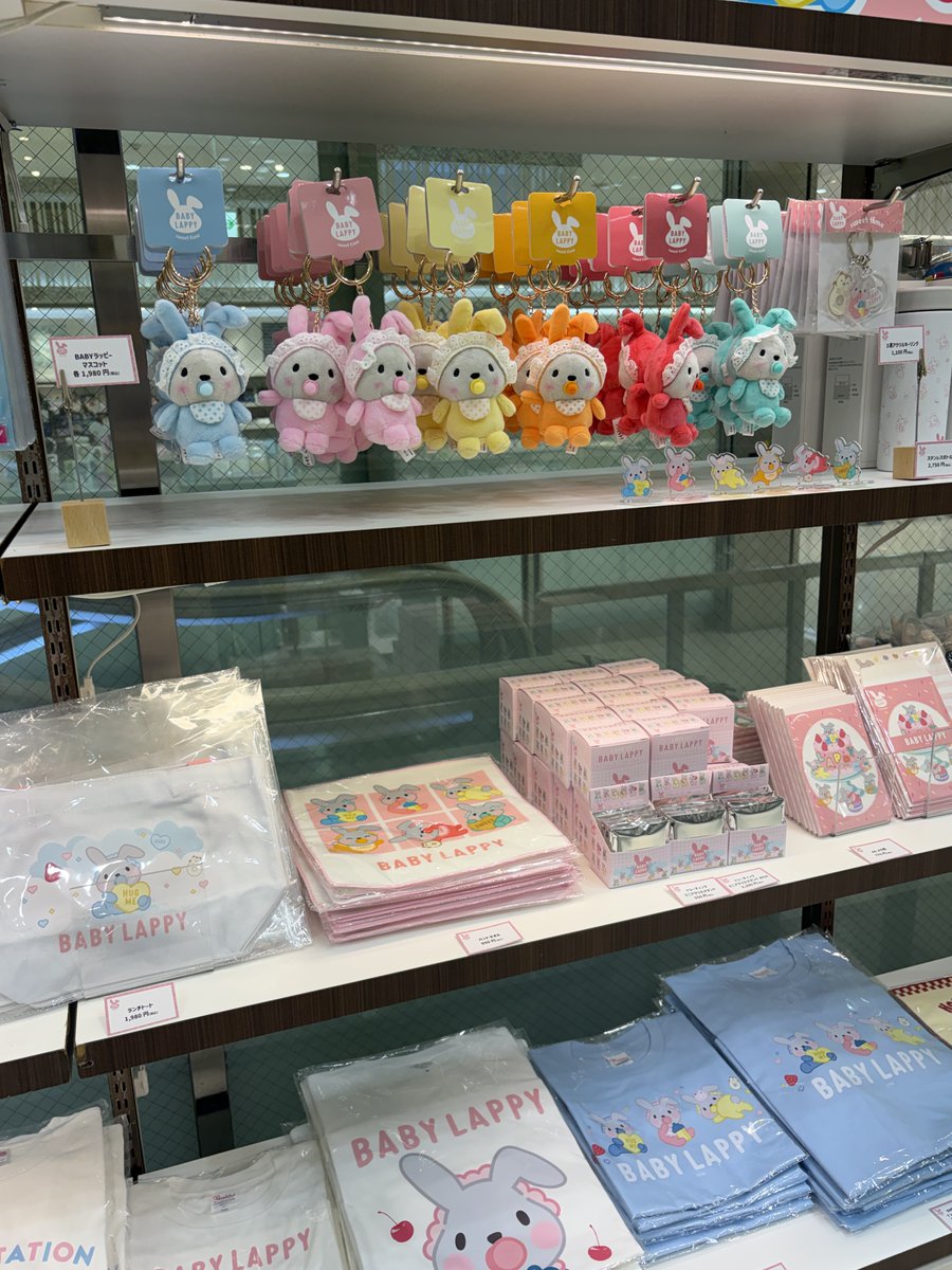 LAPPY_INFO's tweet photo. ／
＜期間限定＞
#LAPPYSTATION ～in名古屋～
本日スタート🐰🏁
＼

新発売🆕 #クッピーラムネ とのコラボ商品「#ラッピーラムネ」をはじめ、駅長姿のグッズやBABYラッピーなど…
たくさんの #ラヴィット！グッズを販売🛍✨
この機会にぜひお立ち寄りください！
---------------------------------
📍場所
ジェイアール名古屋タカシマヤ
1階 南エスカレーター横 イベントスポット
📅期間
2026.6.24～2026.6.30
⏰営業時間
10:00～20:00 (最終日は19:30閉店)
---------------------------------

🔽詳しくはこちら
https://t.co/SERZUfWh4E

#ラッピーステーション