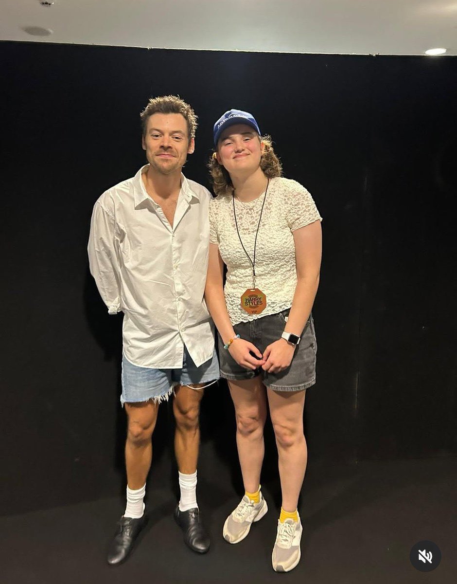 harrysbrasil's tweet photo. Harry com uma fã nos bastidores do Wembley Stadium! 🩷

via katiexrileyx https://t.co/qMUEe5gdIQ