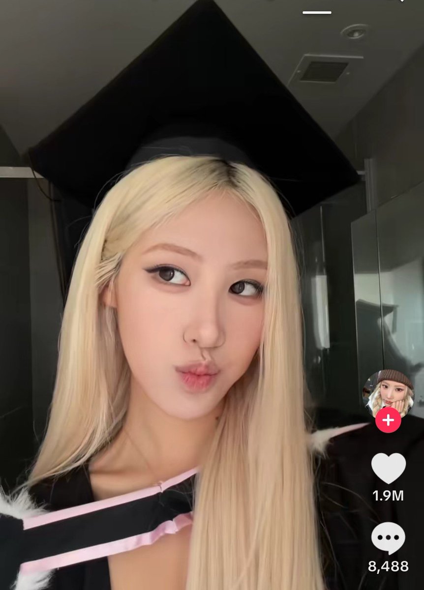 jenpurrrrr's tweet photo. imagine looking like someone else at your own graduation lmfao like girl- https://t.co/JuQ5Ddd6kc