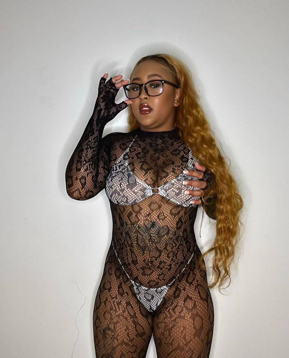 Prettyolivia88's tweet photo. WYA am horny dm with your zipcode let get the shi done 🍆🍑 💦 https://t.co/eEJU5hKxPl