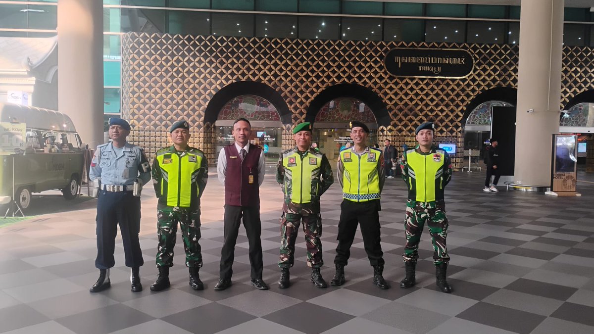 pendim0731's tweet photo. Babinsa Kebonrejo Koramil 02/Temon Kodim 0731/Kulon Progo Serma Hery Yulianto bersama personel Satradar 404 Congot, Polri dan POM AU, Selasa (23/6/2026), melaksanakan BKO pengamanan Bandara Yogyakarta Internasional Airport Kulon Progo, guna cipta kondisi aman dan kondusif. https://t.co/KDJtrUACbO