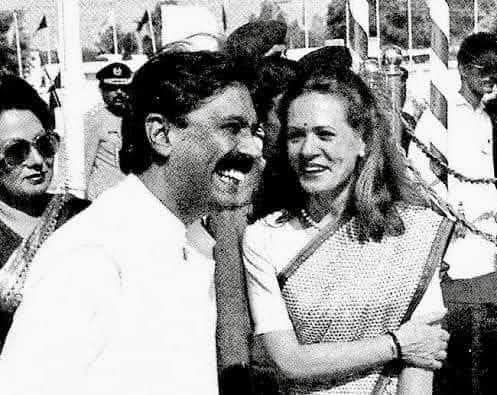 jpsin1's tweet photo. पाकिस्तान के राष्ट्रपति आसिफ अली जरदारी और सोनिया गांधी

 गजब की समानता है दोनों में .....

दोनों के पार्टनर एक साथ पढ़ते थे .... दोनों के पार्टनर  वंशानुगत रूप से सीधे सत्ता पर बिठा दिए गए ... एक के पार्टनर के प्रधानमंत्री पिता को सेना ने फांसी पर चढ़ा दिया तो दूसरे के पार्टनर के प्रधानमंत्री मां को उग्रवादियों ने मार दिया ... 

दोनों के पार्टनर अपने अपने देश के प्रधानमंत्री बने ....दोनों के पार्टनर  की हत्या हो गई और जब तक इनके पार्टनर  अपने-अपने देशों के प्रधानमंत्री थे अपने देश को जमकर लूटा

 सोनिया गांधी ने खुद तो लूटा है अपने मायके से अपने पूरे परिवार को बुला लिया यहां तक कि अपने बचपन के दोस्त क्वात्रोची को भी बुला लिया... जब राजीव गांधी प्रधानमंत्री थे उस वक्त एक कैबिनेट मंत्री को आवंटित किया जाने वाला बंगला सोनिया गांधी के दोनों बहनों के लिए आवंटित था एक बंगला इनकी मां के लिए आवंटित था और एक बंगला क्वात्रोची के लिए आवंटित था

 वह भी दौर इस देश ने देखा है और गोदी मीडिया का एक वह दौर भी देखा है उस जमाने में जब सिर्फ अखबार होते थे और जिस भी अखबार ने क्वात्रोची के लूट की खबर छपी उस अखबार पर अगले ही दिन छापे मारकर बंद करवा दिया गया

इन दोनों की अगली पीढ़ी में भी पूरी तरह से समानता है... दोनों के बेटे एकदम पप्पू है और दोनों के बेटे सीधे वंशानुगत रूप से अपने अपने देश का हर कीमत पर प्रधानमंत्री बनना चाहते हैं...