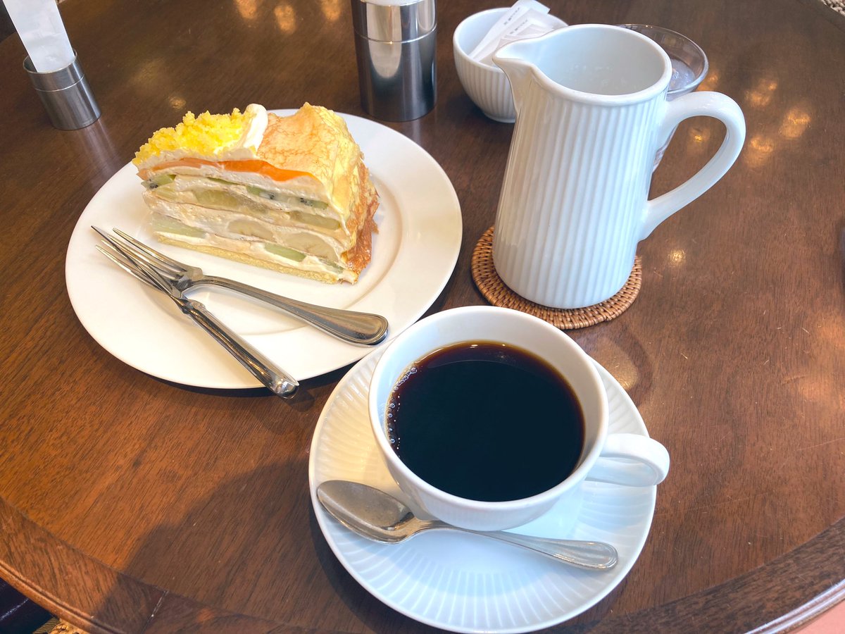 ____megane_____'s tweet photo. ちょっと時間があるので久しぶりにHARBS
ミルクレープのフルーツがメロンで美味しかった✨ https://t.co/L14tWUmvKP