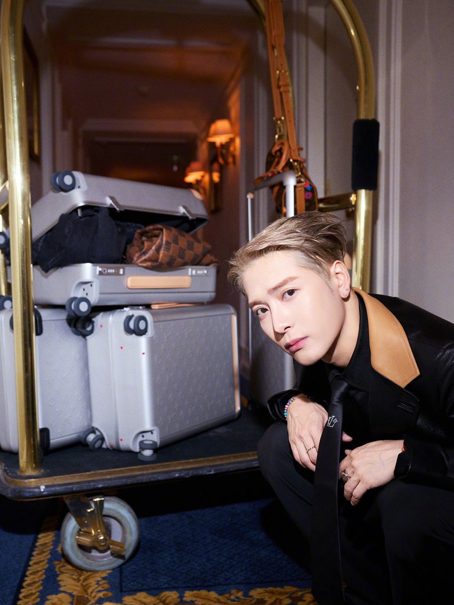 EmilyHQ0328's tweet photo. @WORLDMUSICAWARD @BamBam1A @JacksonWang852 I love @JacksonWang852 😏 #JacksonWangxLVMenSS27
#JacksonWang
#LVMenSS27
#LouisVuitton https://t.co/DV1aMCui7w