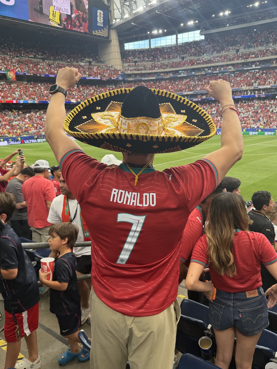 _CarlosHdzM's tweet photo. Hoy me di el mejor regalo de mi vida, un sueño ver a CR7, el Carlitos del 2013 debe estar muy orgulloso de el de 2026.

Siuuuuuu https://t.co/c5idLjj5Gr
