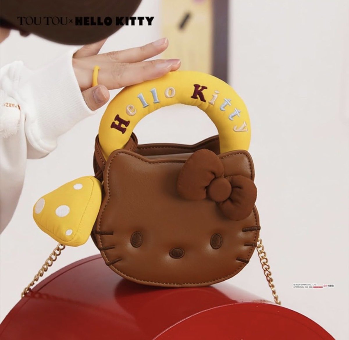 sanrio_fan_jp's tweet photo. TOUTOU×ハローキティのコラボバッグが天才的な可愛さ…！ショルダーにもなる2WAY仕様で、立体的なキティちゃんのお顔と刺繍ハンドルがたまらない🎀

定番の白赤も可愛いけど、夏の太陽に映えるシルバーや大人っぽいブラウンも捨てがたい。シンプルな夏コーデの主役にぴったりです。

詳細はリプで確認してね〜✨

#ハローキティ