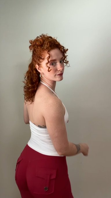 Amy Ginger Hart - turned around so you can see exactly what you’re missing… still breathing? ❤️ https://t.co/l4hy3vO1OF