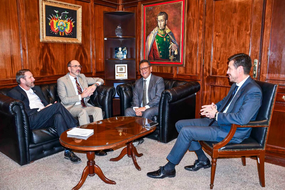 mindegobol's tweet photo. El ministro de Gobierno, Dr. Marco Antonio Oviedo, sostuvo una fructífera reunión con el Encargado de Negocios de los Estados Unidos en Bolivia, Erik Martini, con el fin de fortalecer la cooperación bilateral en materia de seguridad. 

#Boliviaparaelmundo
#MINISTERIODEGOBIERNO https://t.co/GF3s4li3uN