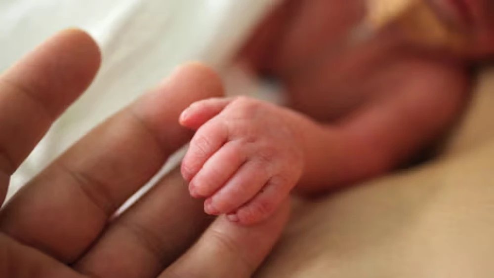 delpynews's tweet photo. ▶️ DENUNCIAN QUE SU BEBÉ QUEDÓ CIEGO TRAS PRESUNTA NEGLIGENCIA EN IPS | 😢👶

Una madre denunció que su hijo de cuatro meses perdió la visión de ambos ojos por una presunta negligencia médica durante su internación en el IPS de Ciudad del Este.

⚠️ El bebé nació de forma prematura y permaneció 32 días en Neonatología. Según la denuncia, durante ese tiempo no se le realizó un estudio de fondo de ojo, examen clave para detectar problemas visuales en recién nacidos prematuros.

👩‍⚕️ La situación salió a la luz cuando especialistas del IPS Central consultaron por qué nunca se practicó el procedimiento.

💔 Posteriormente, una evaluación privada confirmó un desprendimiento de retina en ambos ojos. De acuerdo con el diagnóstico, el daño ya era irreversible.

🗣️ “Me dijeron que debieron revisarlo rápidamente”, expresó la madre entre lágrimas.

⚖️ El caso ya fue denunciado ante el Ministerio Público, que investiga si existió una omisión de los protocolos médicos establecidos.

📄Última Hora (Web)