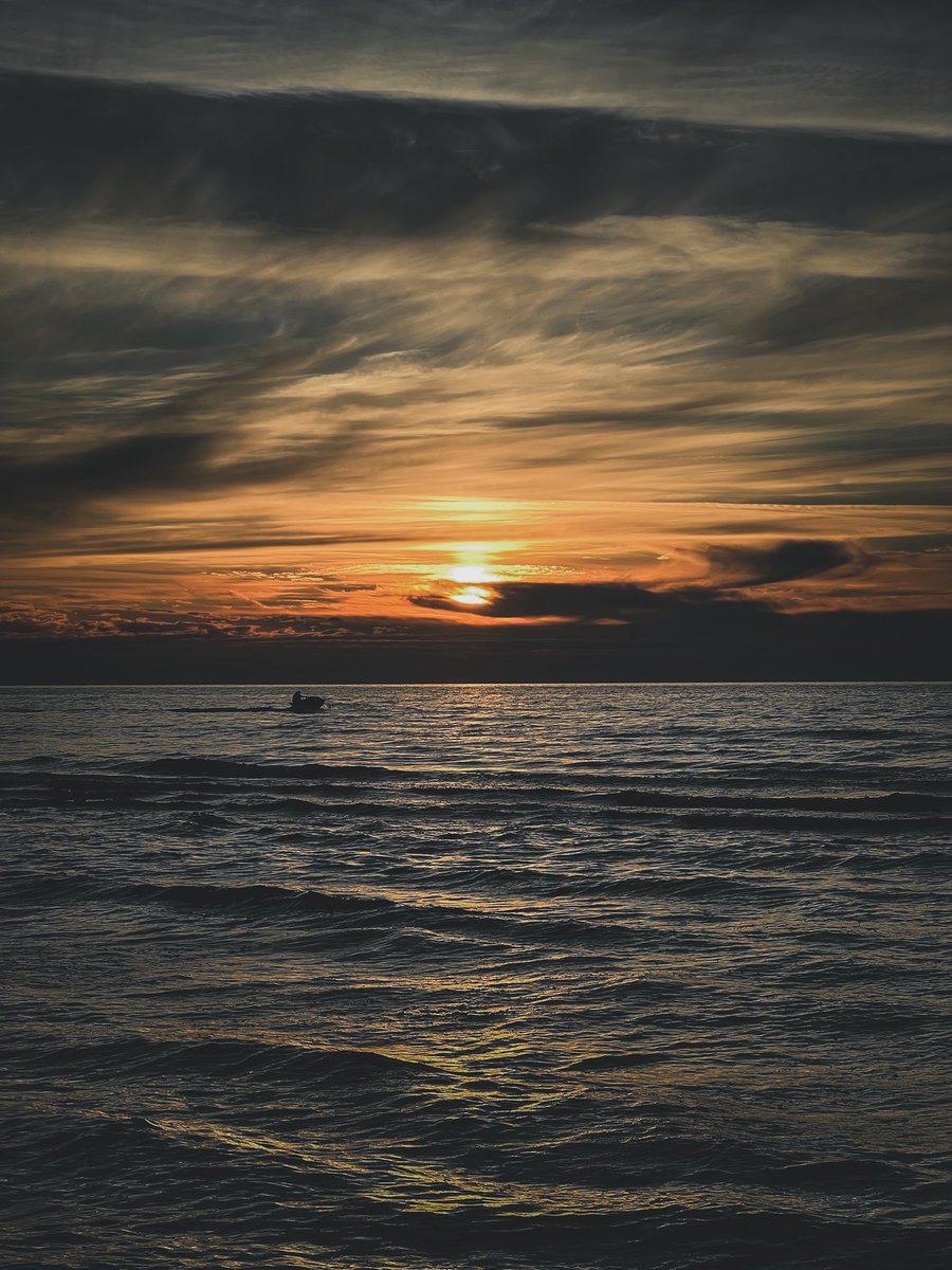TrijamGJ's tweet photo. Happy Jฤลi/Midsummer! ๐ฅ๐ผ๐บ
#Jฤลi #Lฤซgo #midsummer #bonfire #sea #sunset https://t.co/qqp9YVYVmb