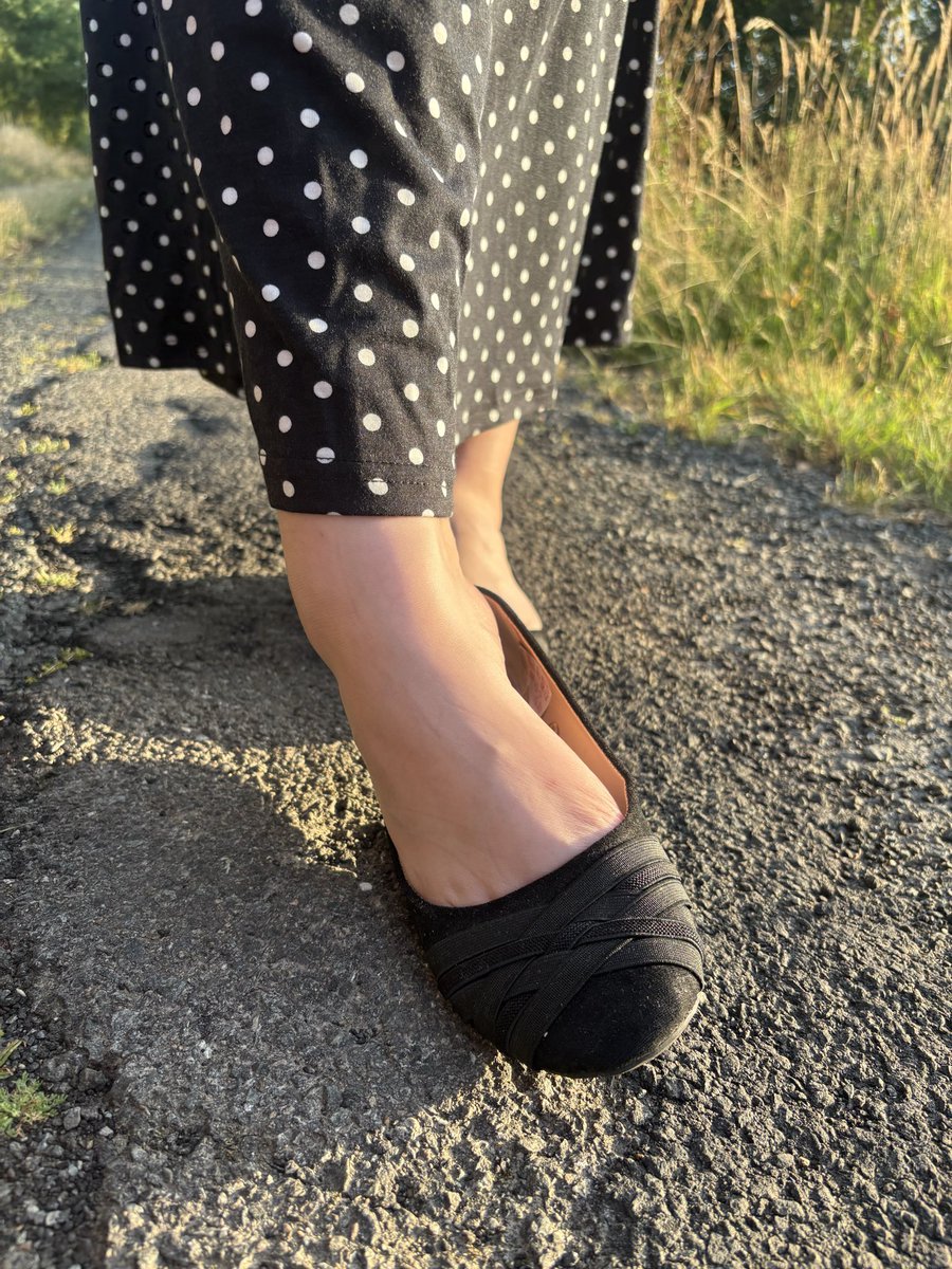 BrattyAshxxy's tweet photo. Took my ballet flats out for a stroll today! Love a nice walk on a hot sunny day ! 

#outdoors #flats https://t.co/QX7de8N1Me