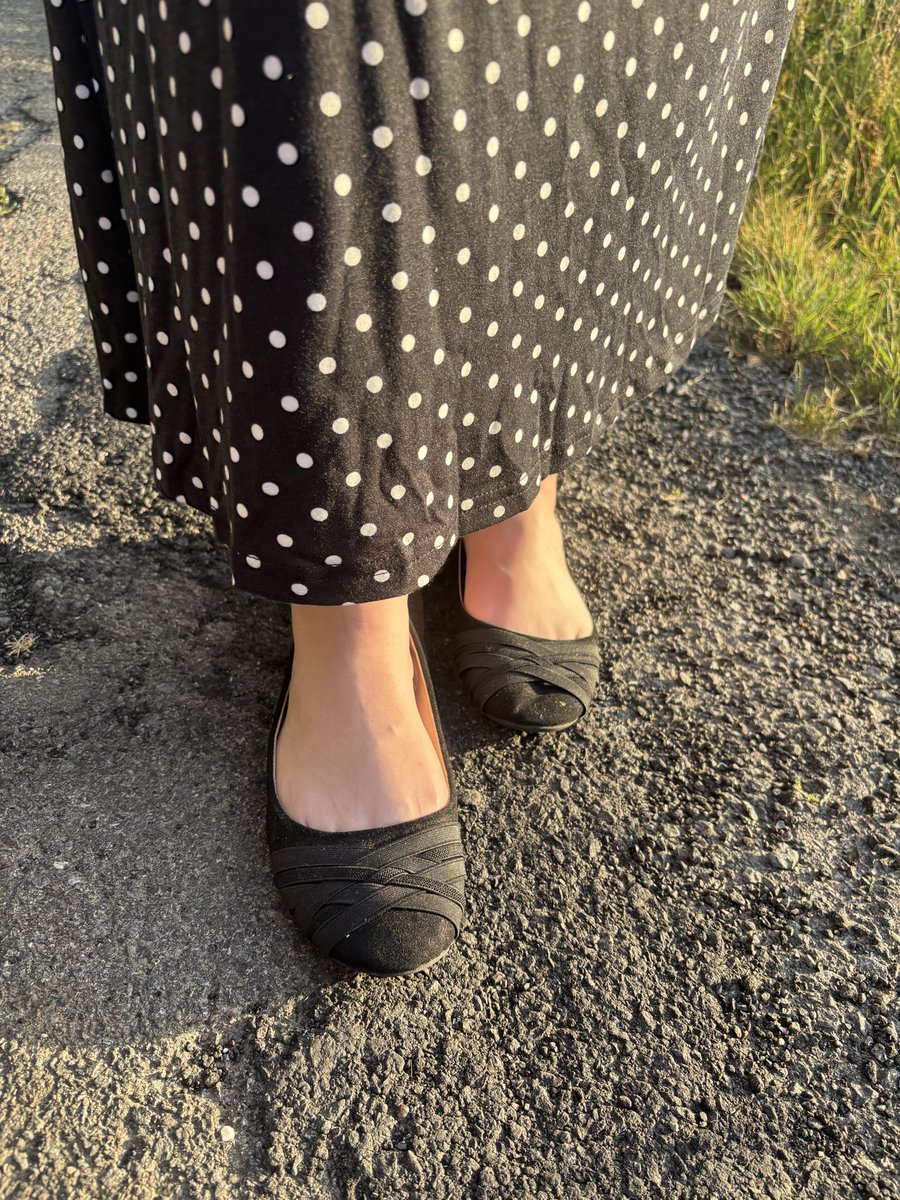 BrattyAshxxy's tweet photo. Took my ballet flats out for a stroll today! Love a nice walk on a hot sunny day ! 

#outdoors #flats https://t.co/QX7de8N1Me