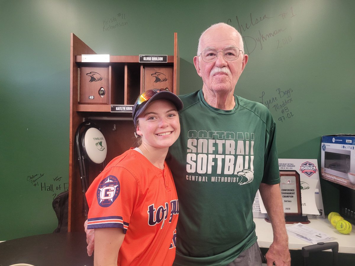 PCampbell_Catch's tweet photo. Had a great day experiencing @cmueaglesSB , even made a new softball friend https://t.co/KOWhdILBjy