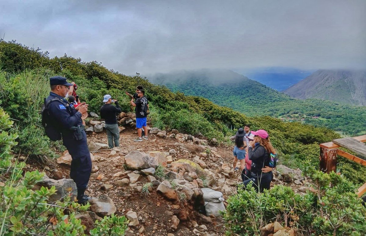 PNCSV's tweet photo. 📌 Santa Ana

🌋☁️ Cada día, nacionales y extranjeros ascienden al cráter del volcán Ilamatepec para contemplar uno de los paisajes más impresionantes de nuestro país.

Mientras los turistas disfrutan de esta experiencia, la Politur acompaña cada aventura.

#PlanControlTerritorial