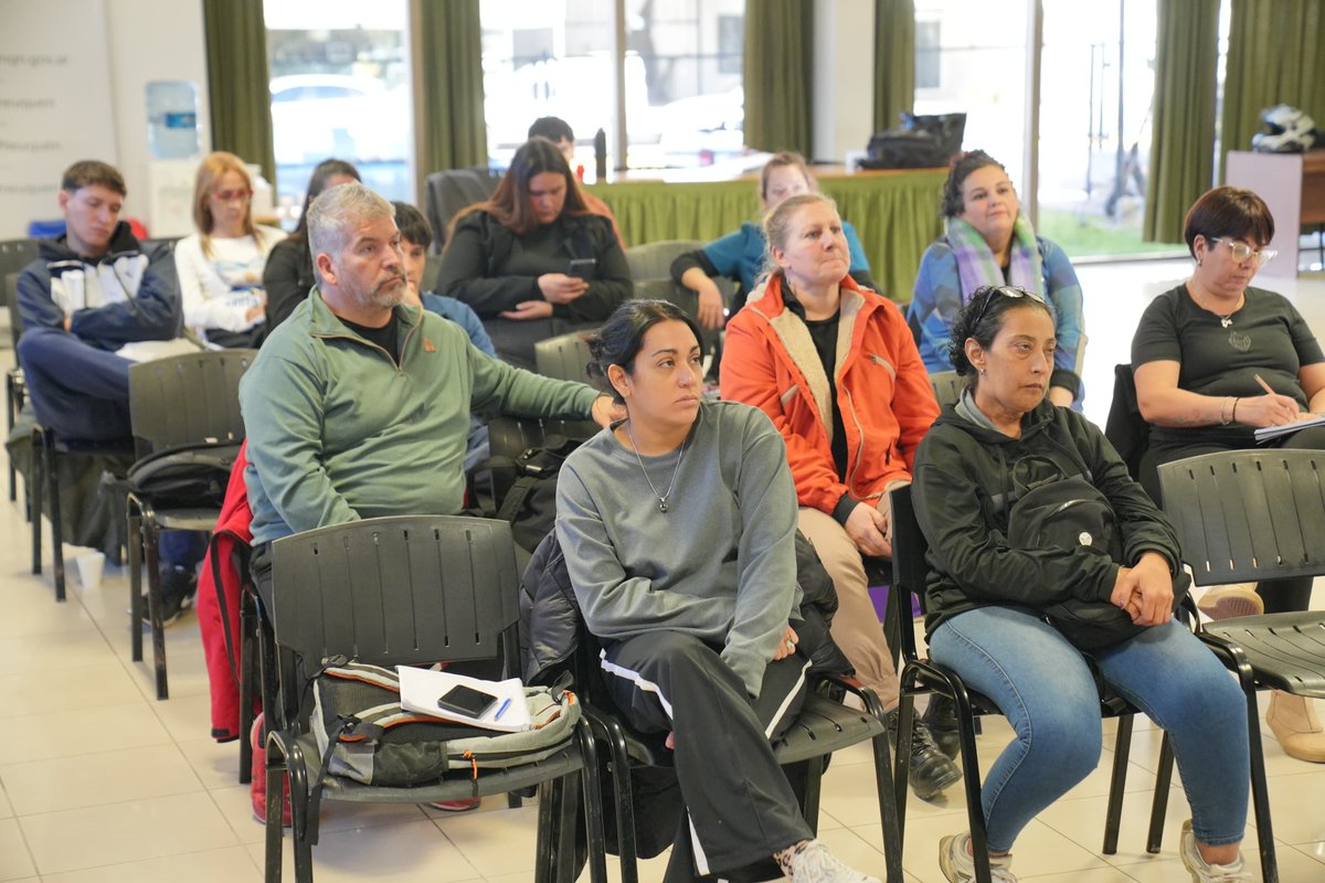 LeigaMaria's tweet photo. AGENTES PREVENTORES 

🟠 Hoy llevamos adelante el cuarto módulo de la Capacitación de Agentes Preventores, en cumplimiento a la Ordenanza Municipal N° 14.392 

📝Contamos con la capacitación del área de prevención de consumos Problematicos.

@MarianoGaidoOk
@GiovanettL https://t.co/NTtcz3rJ4m