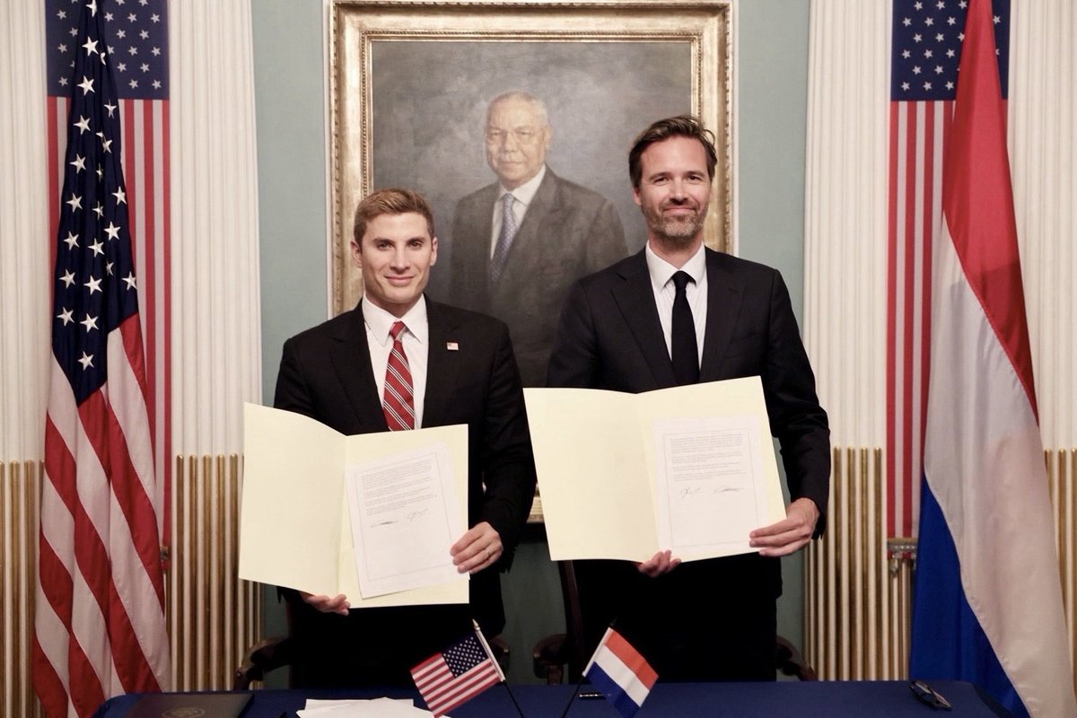ministerBHOS's tweet photo. The Netherlands leads the world in the semiconductor industry. By signing the Pax Silica Alliance, we are working with other key nations to strengthen resilient supply chains. From critical raw materials to the finished product. https://t.co/qCqBOqWvYr