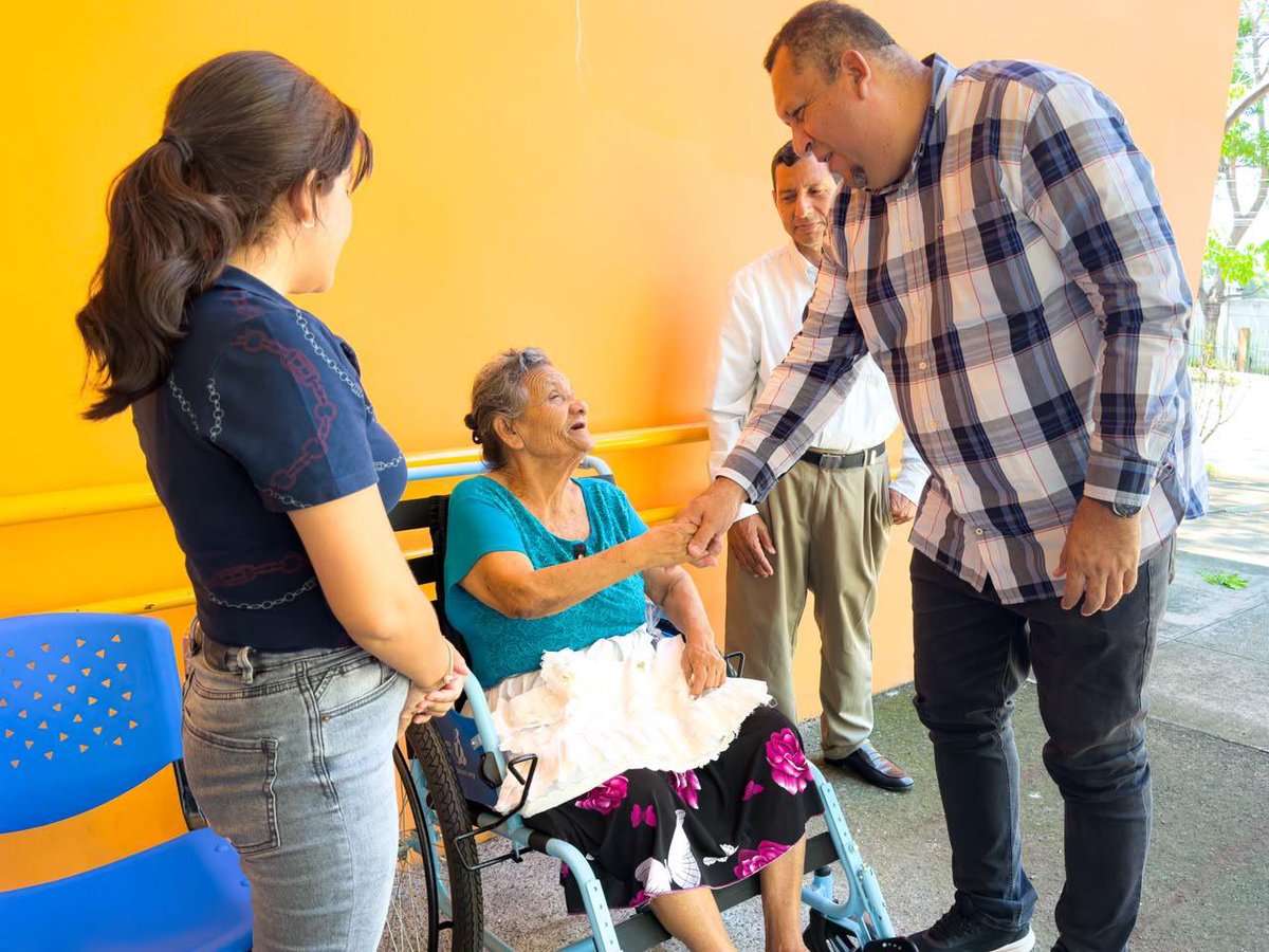 DrDavidCupido's tweet photo. Nos llena el corazón ver cómo el trabajo en equipo y la solidaridad abren caminos hacia la inclusión y una mejor movilidad.
¡Seguimos comprometidos con nuestra gente! 🇸🇻✨
#ElSalvador #Solidaridad #Funter https://t.co/Apw4eczR8s