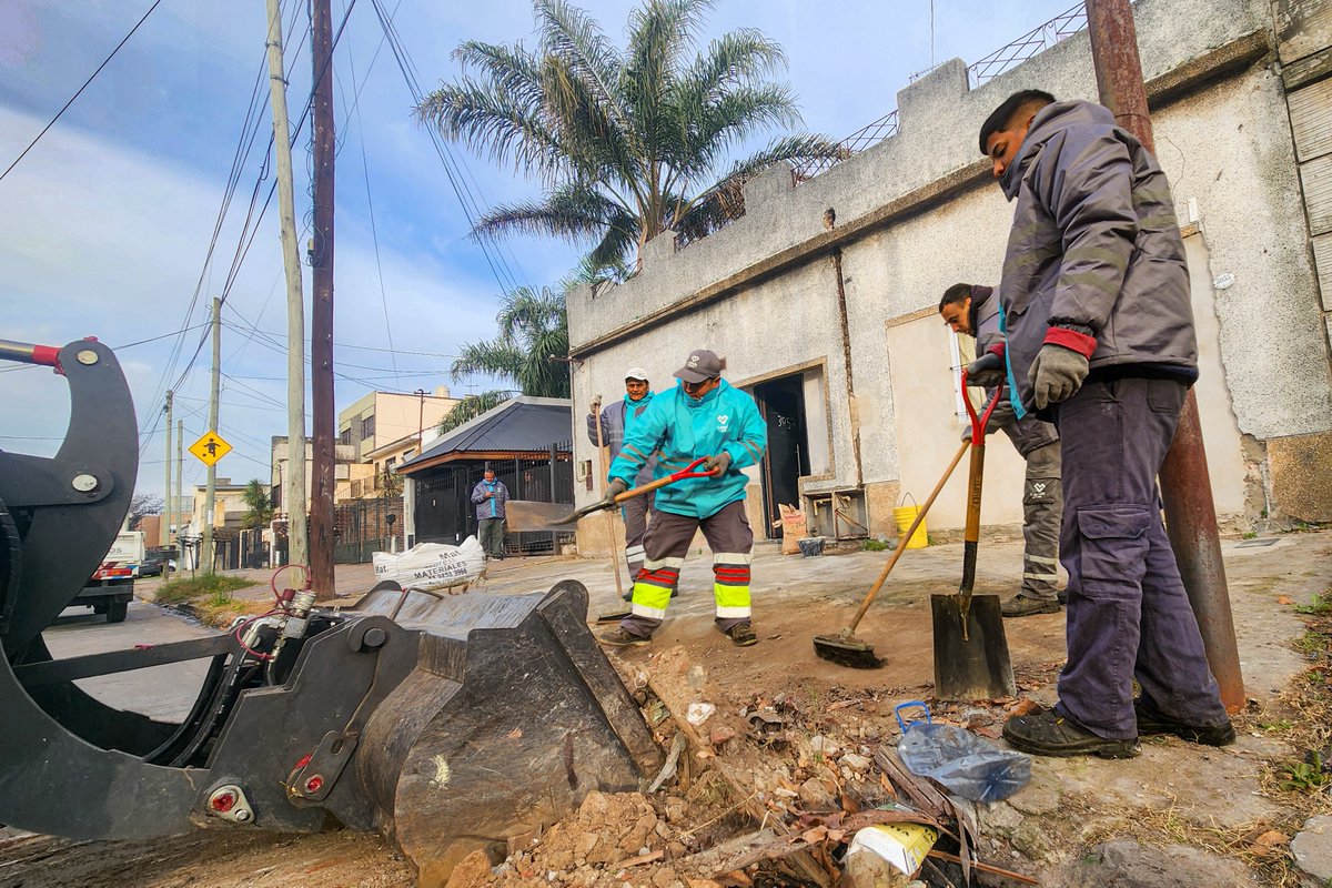 DefcivilLanus's tweet photo. @MauroIezzi @aJulianAlvarez 📍 Los trabajos se llevaron adelante en:

• Derqui 1500
• Miller 3200
• Cané 1400
• Yerbal 2900
• Castro 3000

✅ Estas acciones forman parte del trabajo diario que se desarrolla para seguir construyendo la ciudad que nos merecemos. 💚

 #LaCiudadQueNosMerecemos https://t.co/ZTLMKX2pve