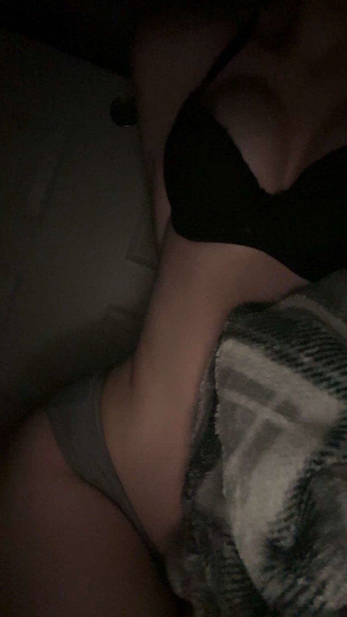 nsfwolivia26's tweet photo. just turned 18 #nsfwtwt intro 🖤

🖤 olivia 
🖤 18
🖤 she/her
🖤 bisexual
🖤 submissive
🖤 horny
🖤 soft + hard kinks

DMs are open for everyone! 
Sexting + tributes 🫶

♡ and ↺ to be moots !!

#gooner #nsfwtwtً #pervbait https://t.co/OOHOt5dgBC