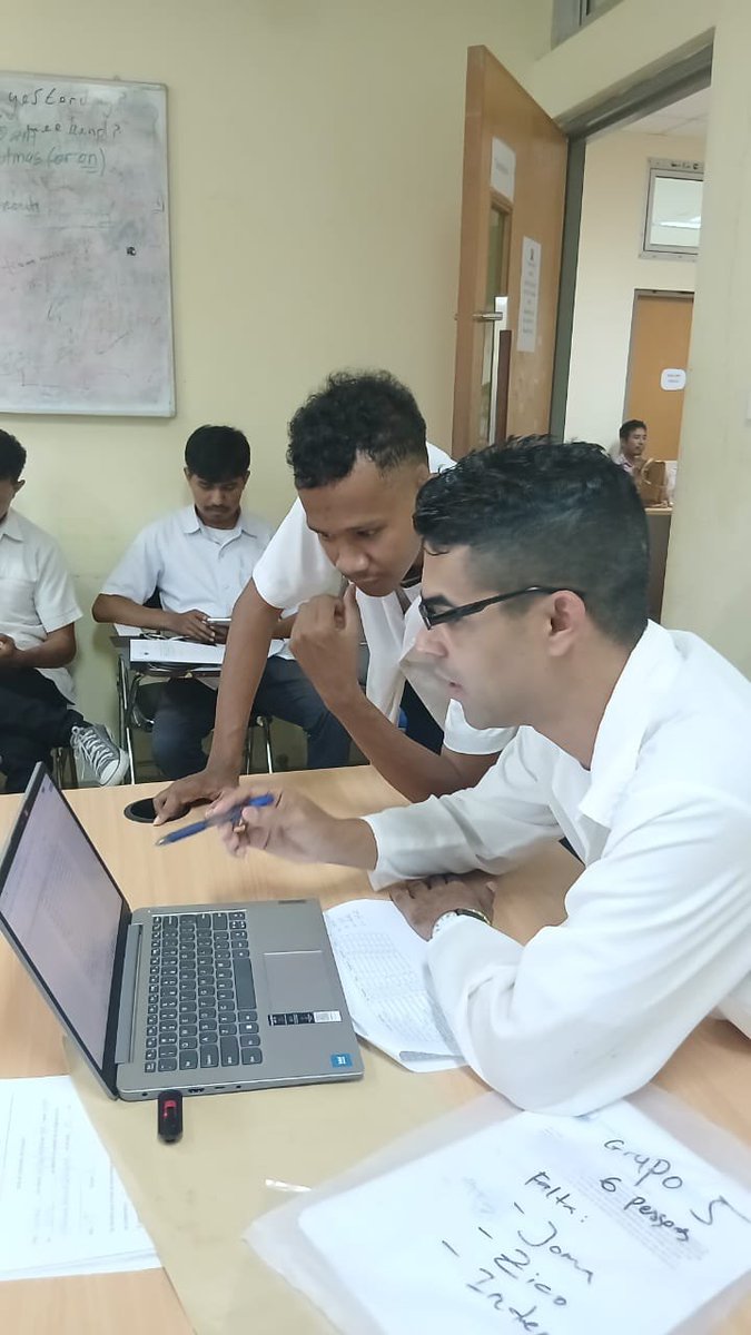 CubaCoopera1's tweet photo. Entrega de los proyectos de investigación de los internos al Dr Abelardo Pérez, PPA de 6to año de los estudiantes del ND Dili  como parte del ejercicio de culminación de sus estudios  y su respectiva aprobación en el Instituto Nacional de Salud de Timor Leste. https://t.co/jh1t9OYsma