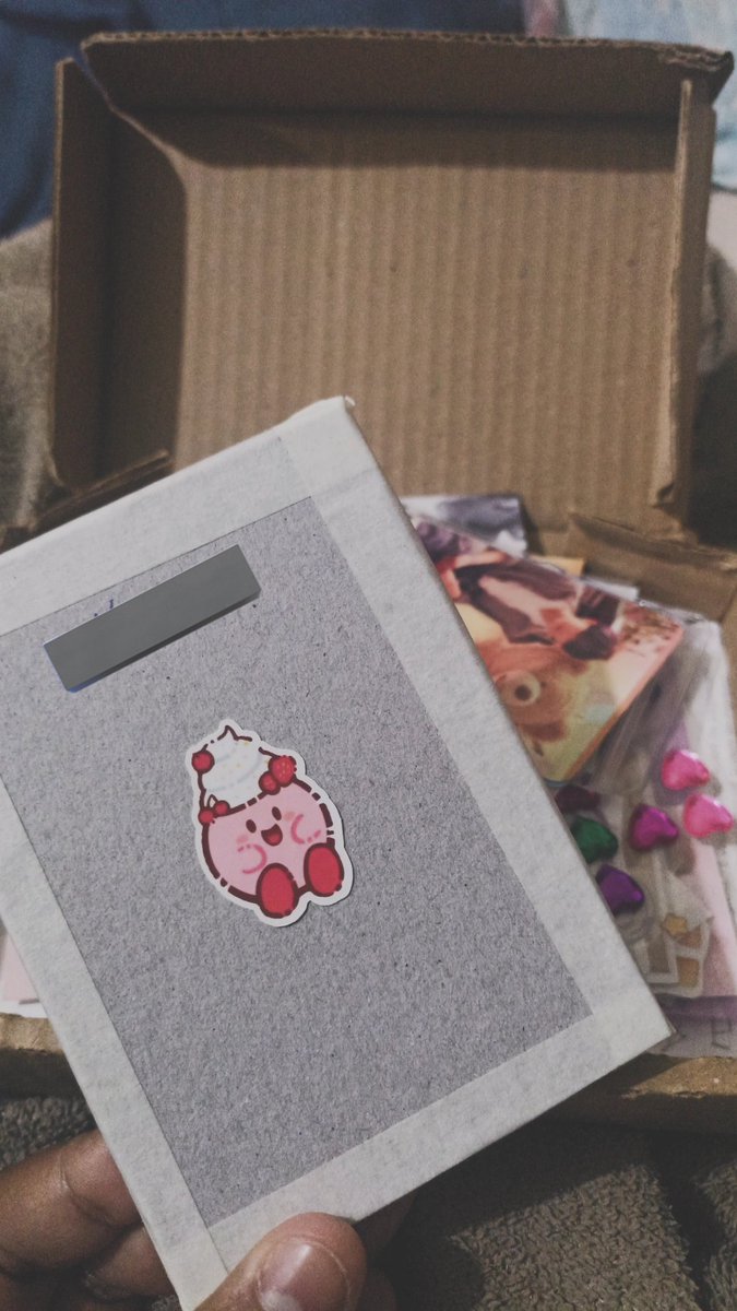 dwaeredevil's tweet photo. adoro botar um adesivo na frente do papel Paraná quando vou embalar cards o dessa vez eh esse kirby https://t.co/tAo3FyeiSD