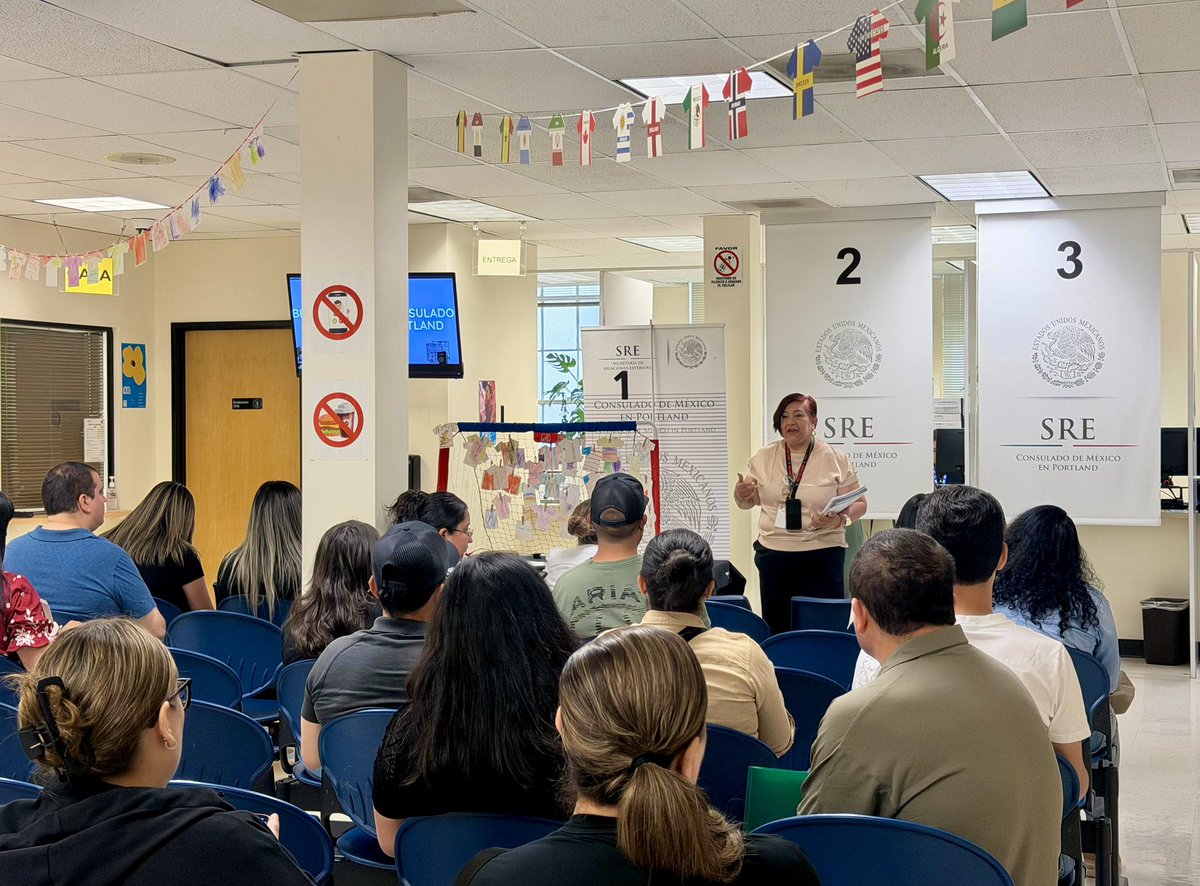 ConsulMexPot's tweet photo. 📚 🇲🇽  Esta mañana en la #VOE de @ConsulMexPot acercamos a nuestra comunidad información y orientación sobre recursos educativos, acceso a bibliotecas, equivalencia y revalidación de estudios, así como oportunidades de formación y desarrollo académico. #EducaciónIMME 👧🧒 https://t.co/Xy2XLTz23R