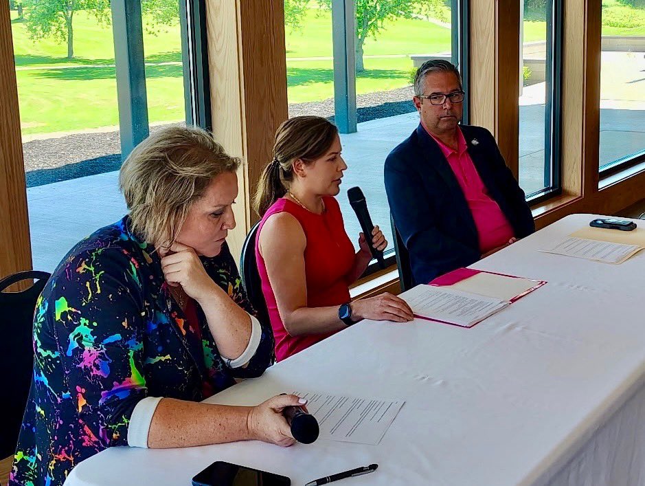 ParmaHts's tweet photo. Pink power on the green! 🦩🎤 @ParmaHts Mayor Marie Gallo &amp; @ParmaMayor Tim DeGeeter were clad in pink for #NationalPinkDay at the new UNION BUILT Ridgewood Golf Course for @acarRealtors Day. They showcased local projects that keep our cities thriving! 👚🏘️ #HomeForAll https://t.co/D29JTe5Cdy