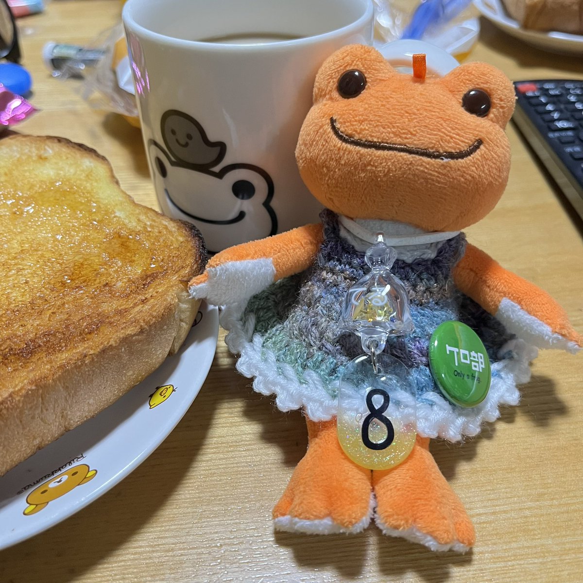 hirokeroppi's tweet photo. おはよ〜ございますケロ🐸
冷んやりシーツに変えたら冷えすぎる💦💦
ちょっと早かったかなぁ😑
今日は雨予報☔
甲子園やばそう…

お仕事お出かけの皆様お気をつけて〜🐸

#かえるのピクルス https://t.co/rE5Q6GxKpF