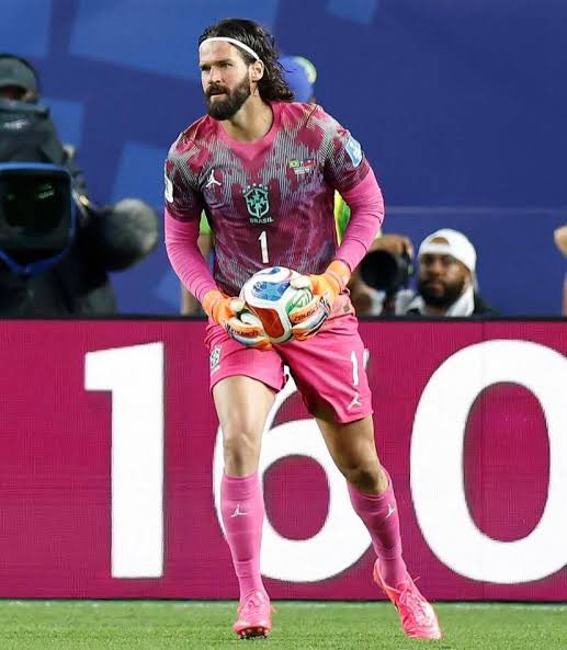 cronicaalvinegr's tweet photo. O Alisson contra o Haiti.

Assume logo que não quer o vermelho por conta do PT, e tá suave.

Mas é a cara dessa gente se preocupar mais com uma cor de camisa de um partido de oposição do que levar a amante para o mesmo evento que a esposa com o dinheiro da CBF. https://t.co/hPCM78GSab