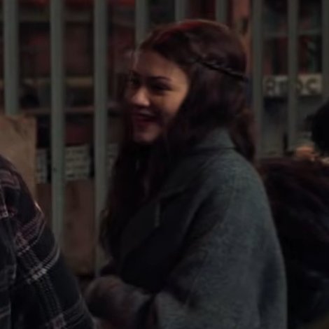 Parker_Luck394's tweet photo. Holy shit, Zendaya's hair actually has a hint of red in 'Spider-Man: Brand New Day", it seems!

I honestly thought it was just lighting, but from these bts pics, it actually looks like a red highlight.

Way to go, MJ! 'Hope she gets more time to shine as her own character. https://t.co/n5D80M8b7D