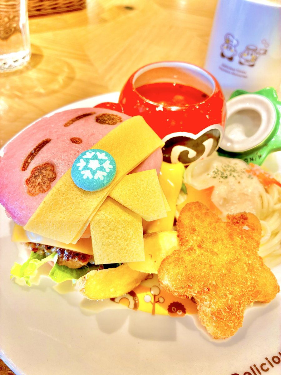 shIhy1Oq0AqLtWv's tweet photo. カービィカフェ、オムライスのワドルディがたまに起きちゃってるのは有名ですが、ハンバーガーのカービィがたまに寝ちゃってるのもかわいいんですよ https://t.co/BqOTYVzemv