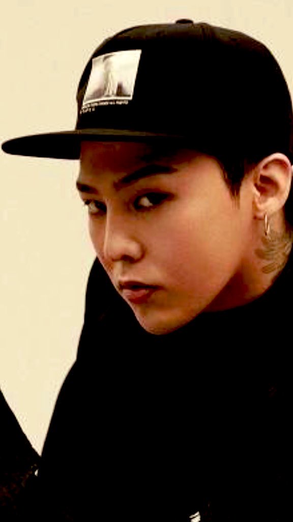 DaytwaSarah's tweet photo. Gdragon in hats Part 2 https://t.co/Y9rN8ihEEx