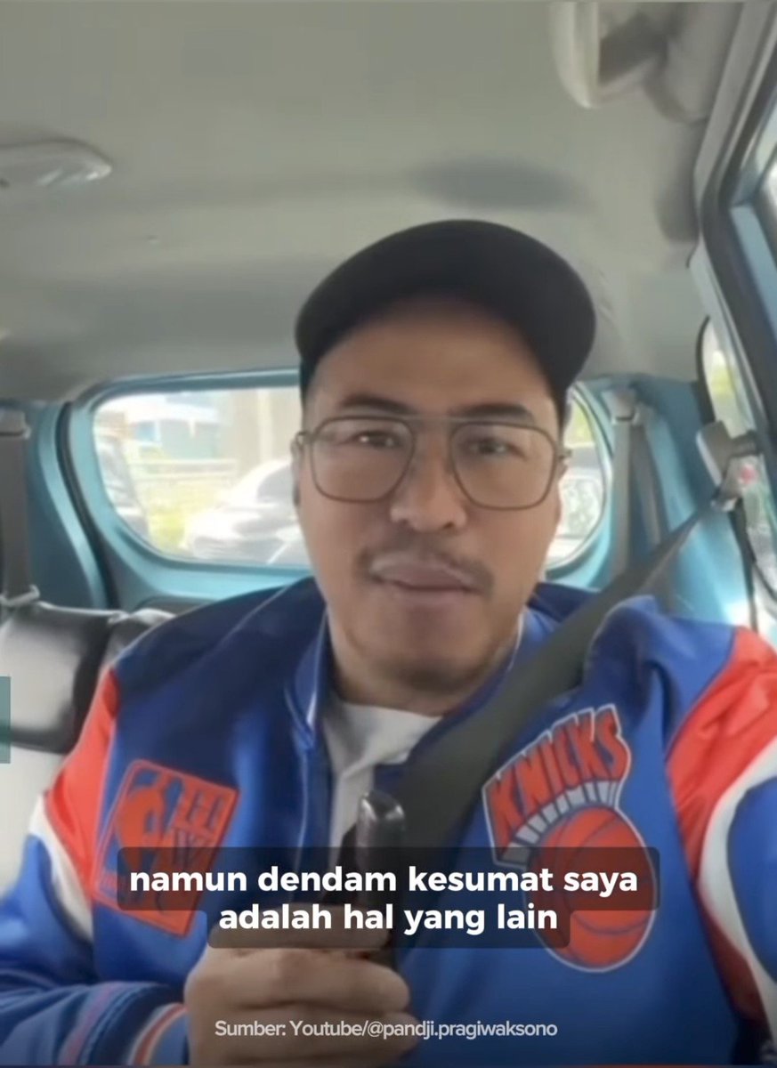 MiskinTV_'s tweet photo. Komika Pandji Pragiwaksono mengunggah video terbaru buntut diganggunya salah satu pertunjukannya di Samarinda, oleh kelompok yang di duga pendukung Rudy Mas'ud (RM)

Dalam video tersebut Pandji menyampaikan beberapa hal:
- Persoalan dengan RM menjadi permasalahan personal
- Pandji blm bisa memaafkan pendukung RM yang mengganggu pertunjukan di Samarinda
- Pandji memiliki misi tersendiri untuk mengangkat dinasti Mas'ud dalam karyanya, namun bukan dalam konteks positif
- pun nanti ada permohonan maaf, namun Pandji menyatakan masih memiliki dendam kesumat.

Link video di reply
