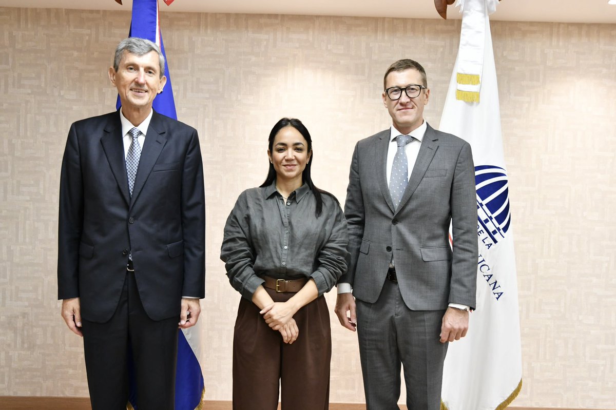 MinInteriorRD's tweet photo. 🇩🇴🇷🇺 Fortaleciendo los lazos de cooperación

La ministra de Interior y Policía, Faride Raful, recibió en visita de cortesía al Embajador Extraordinario y Plenipotenciario de la Federación de Rusia en la República Dominicana, Alexey Seredin.

Durante el encuentro, intercambiaron impresiones sobre temas de interés común y conversaron sobre oportunidades para continuar fortaleciendo las relaciones entre ambos países, promoviendo el intercambio de experiencias y la cooperación en áreas de interés compartido.

#InterioryPolicíaRD