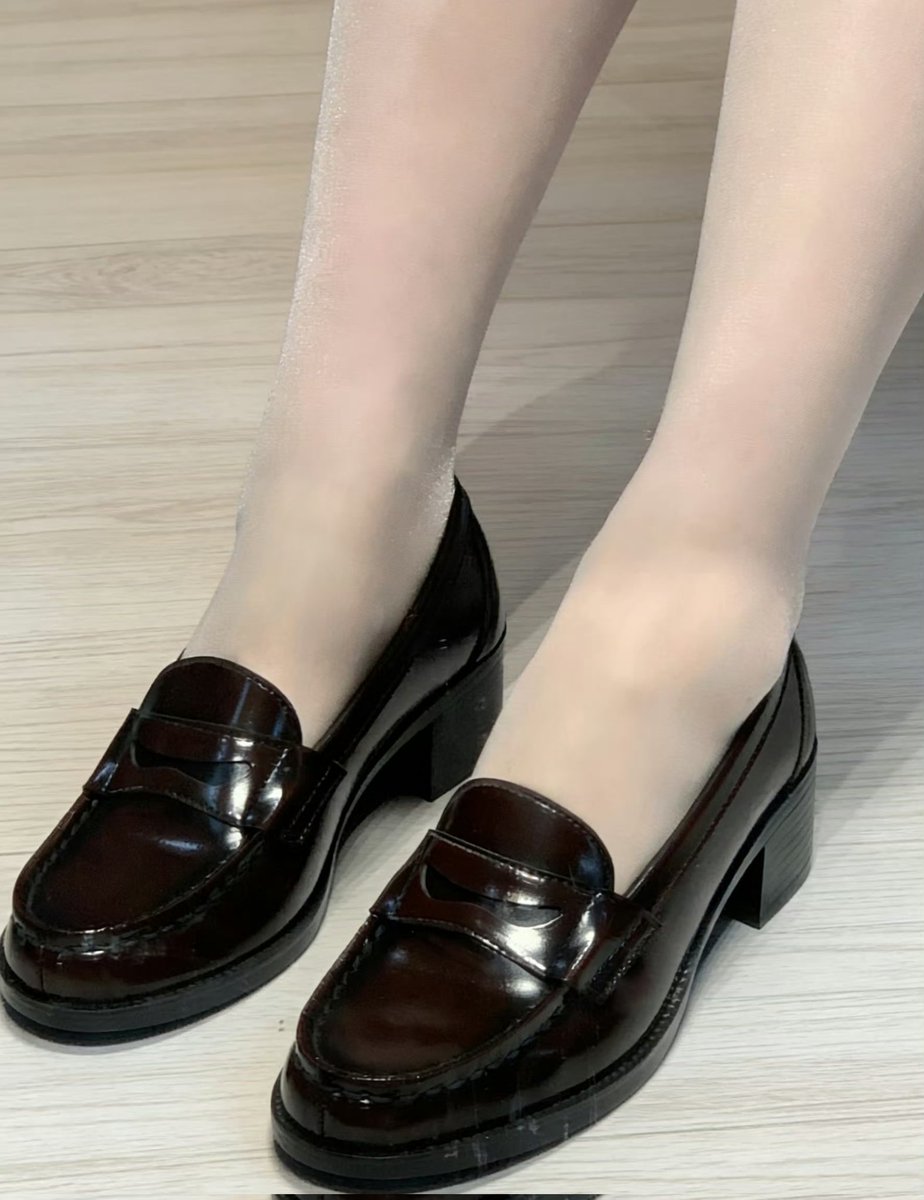 OOOOOP007's tweet photo. 不发脚肯定没流量的..丝袜里不穿内裤的母狗才是好狗狗，谁赞成谁反���？#捆绑 #露出 #真空丝袜 #肛交 #母狗 #k9 #latex #zentai #bdsm #蒙眼 #堵嘴 #连体丝袜 #真空露出 #口交 #口爆 #足交 #鞭打 #羞辱 https://t.co/LIWYZSrmzt