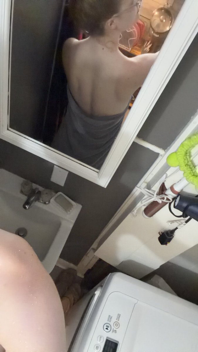 pr3ttynp1nk05's tweet photo. still not online but i just went to shower off but my tank top tan line is too insane not to share https://t.co/bcUCsHFyIV