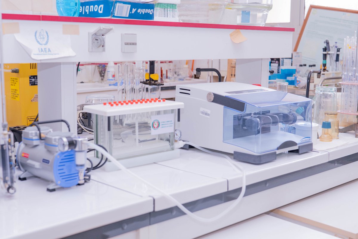 ARAA_CEDEAO's tweet photo. 🔬🐐🐄À Dakar ce 23 juin 2026, le Dr Kalilou Sylla a remis au nom de la #CEDEAO des équipements et consommables au laboratoire LACOMEV de l’#EISMV pour renforcer le contrôle de la qualité des médicaments vétérinaires et la sécurité sanitaire des aliments d’origine animale. #PRAPS https://t.co/uX6oEmr9B8
