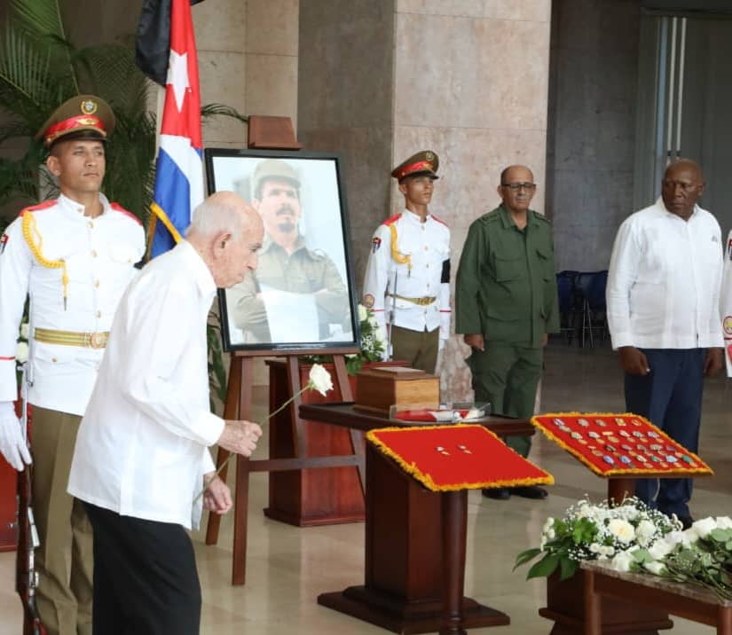 PartidoPCC's tweet photo. Al filo de las cinco de la tarde comenzó la última guardia de honor para despedir al Comandante de la Revolución Ramiro Valdés Menéndez. En ella participaron el Comandante del Ejército Rebelde José Ramón Machado Ventura y los miembros del Buró Político: Esteban Lazo Hernández, Presidente de la Asamblea Nacional del Poder Popular; Manuel Marrero Cruz, Primer Ministro; Roberto Morales Ojeda, Secretario de Organización del Comité Central; Salvador Valdés Mesa, Vicepresidente de la República; y el General de Cuerpo de Ejército Roberto Legrá Sotolongo, Viceministro Jefe del Estado Mayor General de las FAR.

El pueblo de Cuba acompañó a familiares y amigos durante más de cinco horas para rendir tributo al líder de la Revolución.

#PorSiempreRamiro