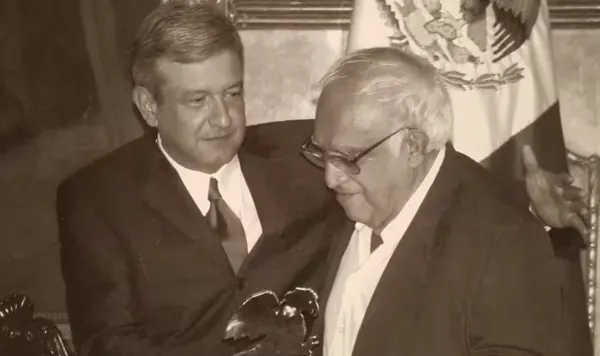 GuacamayanLeaks's tweet photo. Carlos Monsiváis, que conoció de cerca a AMLO, lo dijo sin filtro:  

'¡Está loco! Sufre desmedidos sueños de grandeza. Quiere llegar a ser un moderno Julio César o Nerón'. 

Más allá de cualquier anécdota personal, el cronista más agudo de México vio en él la hybris del poder: el mesianismo, la egolatría y la incapacidad de aceptar límites.

Años después, México vivió en carne propia esos 'sueños de grandeza'. 

¿Monsiváis se equivocó… o fue profeta?  

¿Ustedes qué opinan? 

¿La 4T fue grandeza o delirio imperial?  

Comenten abajo.