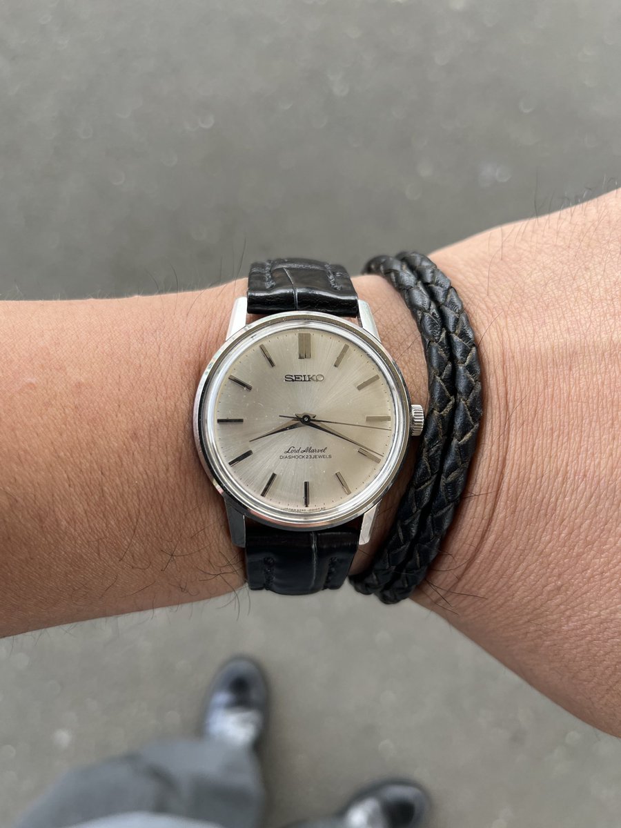6eou1e6wdhLOjc3's tweet photo. 今日は朝から暑いです🥵時計は諏訪セイコーロードマーベルロービート。シンプルで汎用性も高い良い時計👌靴はオールデンのペニーローファー。バッグはcisei のトートです。お気に入り着けて今日もお仕事頑張ります!オールドセイコーサイコー!#セイコー #オールデン #cisei https://t.co/qgd0AmKrJd