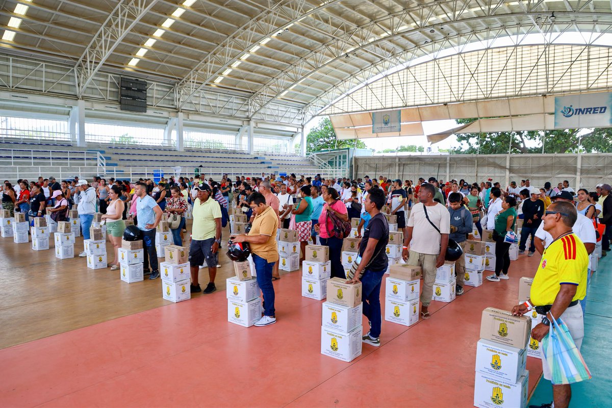 SantaMartaDTCH's tweet photo. Hoy 500 familias de distintos sectores de Gaira y Playa Salguero, cuentan con kits de alimentos, cocina y aseo; además de tres juegos de sábanas, que servirán para su bienestar. https://t.co/4wJ9wa9Luv