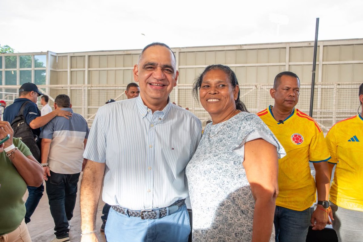 SantaMartaDTCH's tweet photo. Ya son más de 1.323 ayudas humanitarias entregadas por el alcalde Pinedo a los samarios que más lo necesitan.
Esta administración continúa trabajando y reafirma su compromiso de acompañar a las familias que requieren apoyo y atención.
#TransformandoSantaMarta https://t.co/3Krn1D1kt1