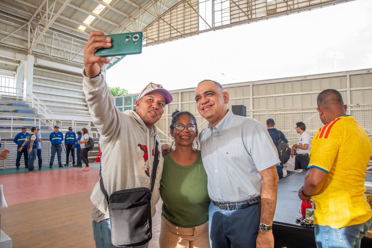 SantaMartaDTCH's tweet photo. Ya son más de 1.323 ayudas humanitarias entregadas por el alcalde Pinedo a los samarios que más lo necesitan.
Esta administración continúa trabajando y reafirma su compromiso de acompañar a las familias que requieren apoyo y atención.
#TransformandoSantaMarta https://t.co/3Krn1D1kt1