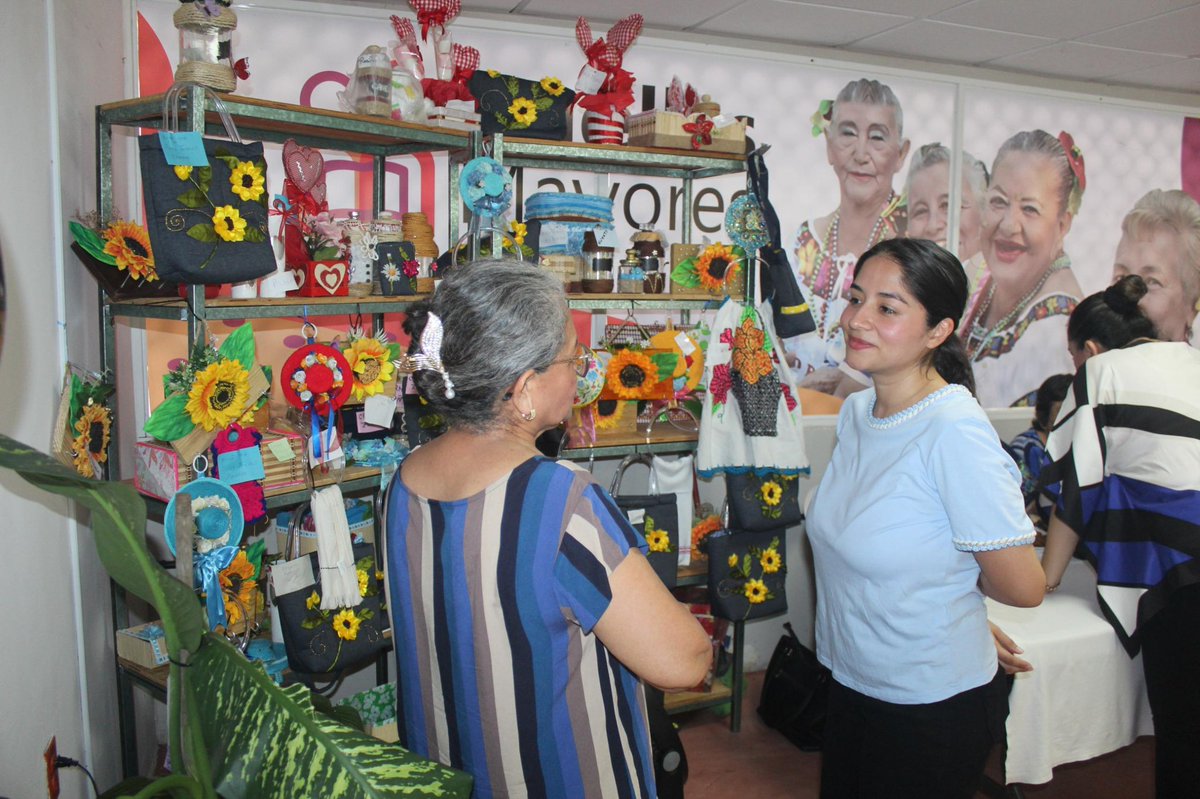 SMDIFCentro's tweet photo. En este espacio, 35 abuelitas y un abuelito presentaron bailables, recitaron poemas, cantaron y expusieron sus trabajos elaborados durante el ciclo, todo esto, como muestra de las actividades que se realizan en las sesiones del Consejo. #HonestidadYResultados https://t.co/KLZPYsY9wc