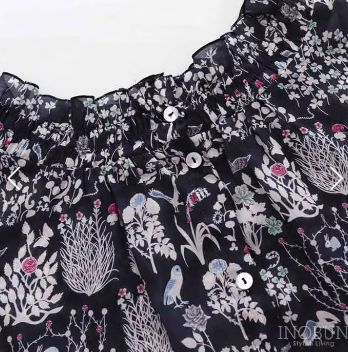 inobun_com's tweet photo. ふんわり軽やかな着心地のLIBERTY「Yoshie」ブラウス。
前後どちらでも着られる2WAY仕様で、その日の気分に合わせた着こなしを楽しめます✨
#イノブン #sosotto #ソソット #LIBERTY #リバティプリント #Yoshie #ブラウスコーデ #大人ナチュラル #ナチュラルファッション #夏コーデ https://t.co/Wxm4o6Jvat