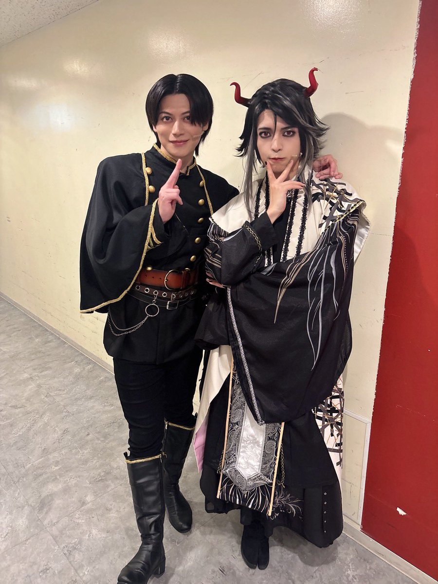 fukushi_nobuki's tweet photo. おはようございます☀️

本日は休演日です☺️

鱗渦役の中ぽんこと中染雄貴くん📸

今回が初めての本格的な殺陣と聞いていたのですが、正直それを感じさせないくらい吸収が早いです👏

稽古中も鏡の前で何度も構えを研究したり、納得いくまで繰り返したり。
見えないところで努力を積み重ねている姿が本当に素晴らしいなと思っています。

舞台の上で輝いている人ほど、見えないところで努力しているんだなと改めて感じさせてくれる存在です✨

僕とは10歳以上離れていますが、その姿勢を見ていると負けていられないですね😂

そんな中ぽんの鱗渦にもぜひ注目していただけたら嬉しいです！

今日は別件のお仕事へ🏃‍♂️

しっかりリフレッシュして、また明日の公演でお会いしましょう⚔️
#鬼神の影法師