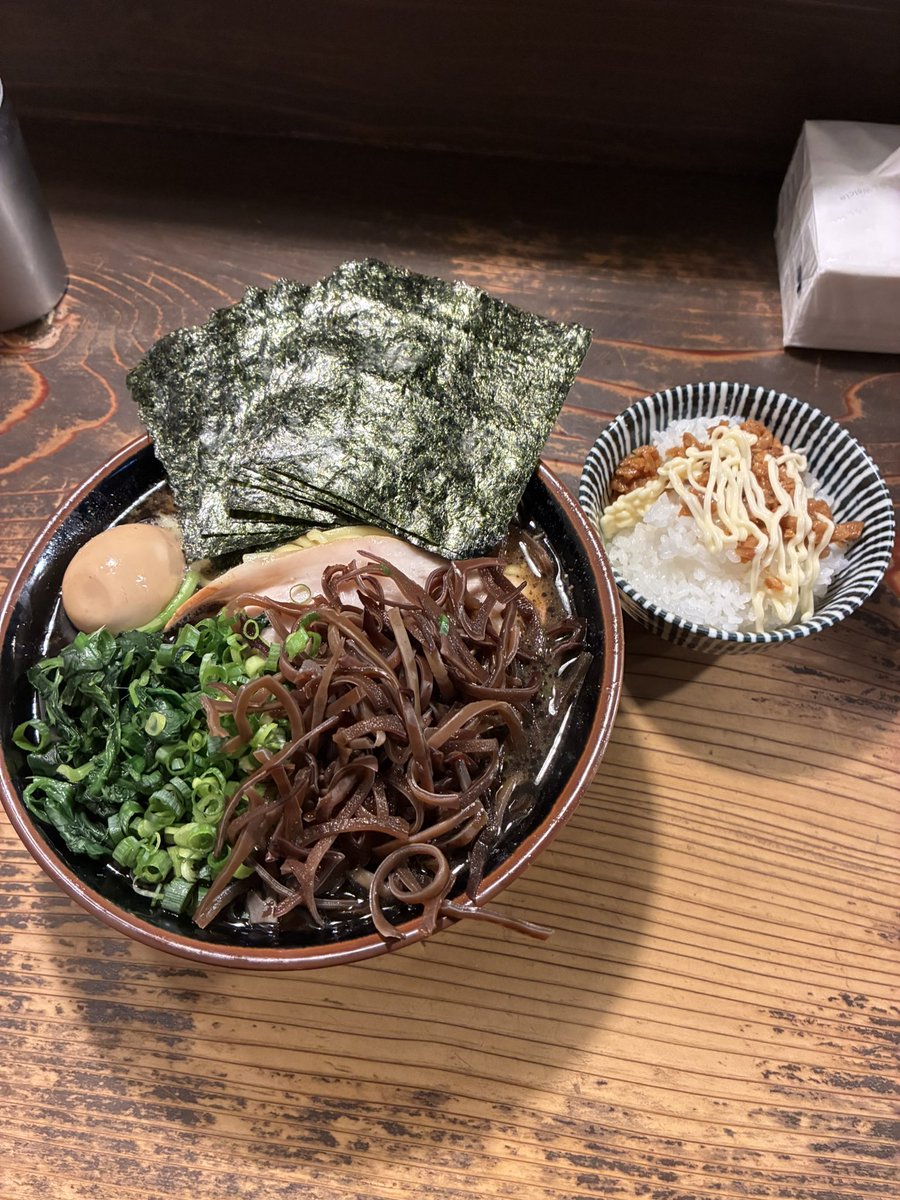 otake0216take's tweet photo. #クックら  相模大野

限定　黒ラーメン大
海苔増し
ライス🍚
Xサービス　海苔
etc

黒マー油🐦‍⬛効いたラーメン🍜めちゃくちゃ美味かった😉
#家系ラーメン
#王道家 https://t.co/NAPlsGJAfn