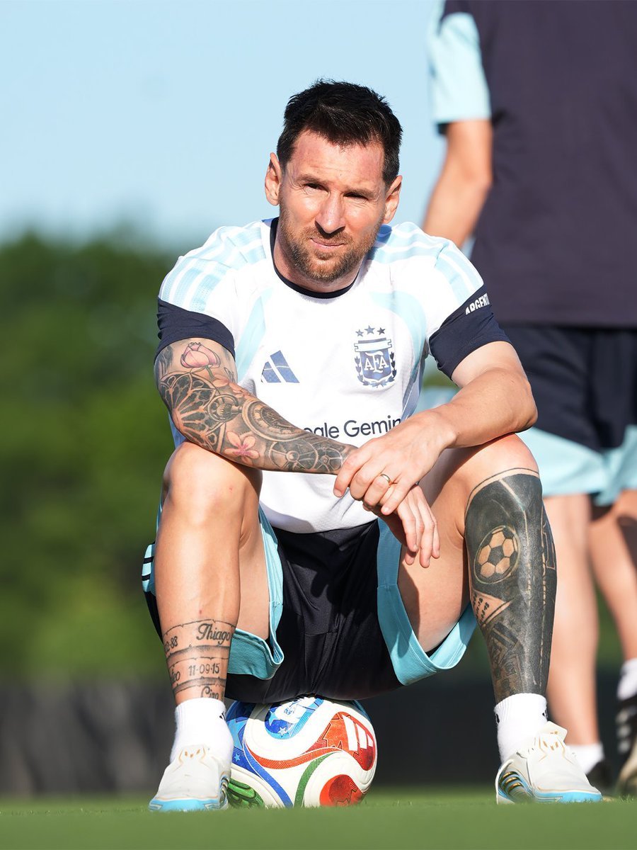 MawaynePat92221's tweet photo. @john322226 HAPPY BIRTHDAY TO THE GREATEST PLAYER OF ALL TIME 🇦🇷👑🐐🐐 https://t.co/V8LgeopXEv
